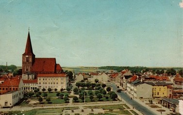 Poczt&oacute;wka "Widok og&oacute;lny, z lewej kości&oacute;ł mariacki (ok.1400)", fot. K. Kamiński, wyd.: RUCH